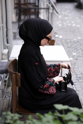 Esra Keküllüoğlu - Kadın Süet Kolları Çiçek Desenli Elbise-Siyah