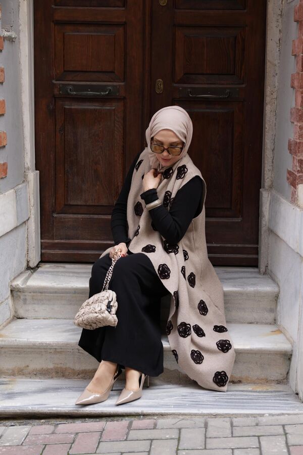 Kadın Siyah Çiçek Nakışlı Yelek-Taş